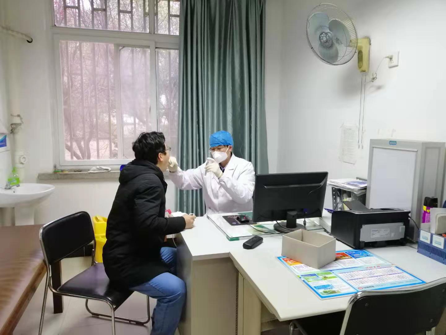 校医院医护人员在为就诊病人看病 (2)