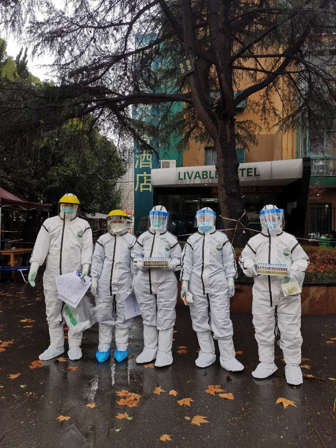 宜尔客隔离点,医护人员准备为患者取样做核酸检测